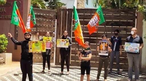 'कोरोना को भूल गए, राजकारण प्यारा है,' लहान मुलांचा फोटो शेअर करत आदित्य ठाकरे यांची भाजपवर टीका 'कोरोना को भूल गए, राजकारण प्यारा है,' लहान मुलांचा फोटो शेअर करत आदित्य ठाकरे यांची भाजपवर टीका