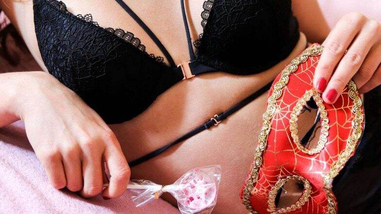 How to Make DIY Sex Toys? घरातील 'या' वस्तु सेक्स टॉय म्हणुन वापरत मिळवा Orgasm; सिंगल आणि एकत्र कुटुंबात राहणार्यांना नक्की होईल मदत