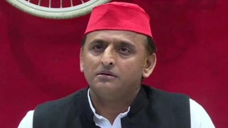 समाजवादी पार्टीचे अध्यक्ष अखिलेश यादव यांनी कोविड वॉरिअर्सवर पुष्पवृष्टी केल्याने उपस्थितीत केले प्रश्नचिन्ह