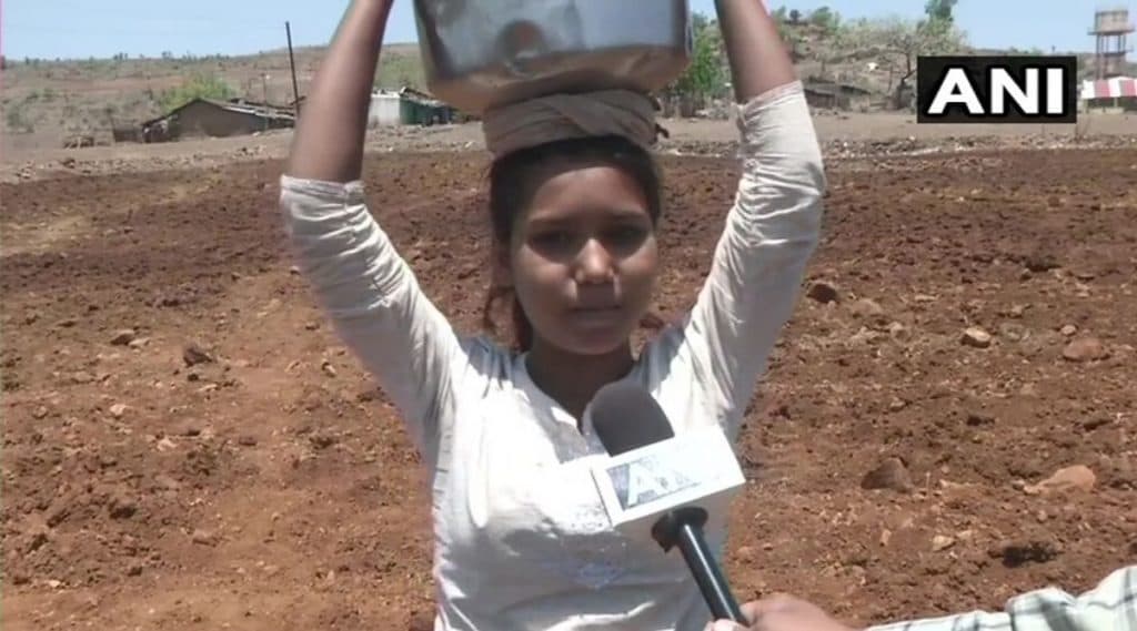 अमरावती मधील मेळघाटासह अन्य परिसरातील नागरिकांचा पाण्यासाठी मैलांचा पायी प्रवास, सरकारने समस्येवर तोडगा काढण्याची मागणी अमरावती मधील मेळघाटासह अन्य परिसरातील नागरिकांचा पाण्यासाठी मैलांचा पायी प्रवास, सरकारने समस्येवर तोडगा काढण्याची मागणी