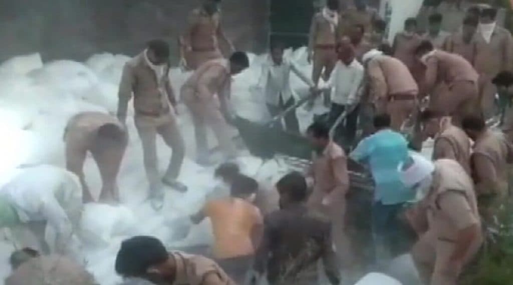 धक्कादायक! उत्तर प्रदेश च्या मिहौली राष्ट्रीय महामार्गावर भीषण अपघात, 23 मजूर ठार तर 15 जण गंभीर जखमी धक्कादायक! उत्तर प्रदेश च्या मिहौली राष्ट्रीय महामार्गावर भीषण अपघात, 23 मजूर ठार तर 15 जण गंभीर जखमी