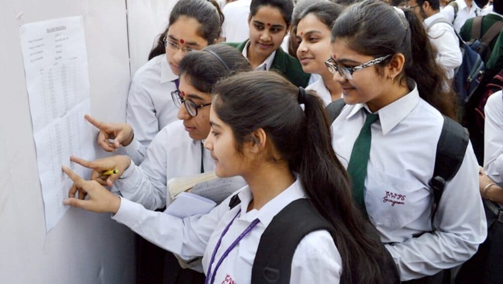 राज्य सरकारचा महत्वाचा निर्णय; परदेश शिष्यवृत्तीसाठी लागू केली सहा लाख रुपये उत्पन्नाची मर्यादा; गोरगरिबांच्या मुलांना मिळणार लाभ राज्य सरकारचा महत्वाचा निर्णय; परदेश शिष्यवृत्तीसाठी लागू केली सहा लाख रुपये उत्पन्नाची मर्यादा; गोरगरिबांच्या मुलांना मिळणार लाभ