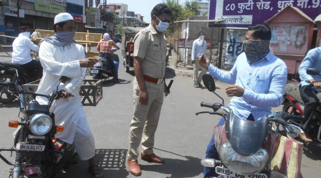 धुळे येथे लॉकडाउनच्या काळात रस्त्यावर वाहनावरुन फिरणाऱ्यांच्या विरोधात पोलिसांकडून कारवाईला सुरुवात धुळे येथे लॉकडाउनच्या काळात रस्त्यावर वाहनावरुन फिरणाऱ्यांच्या विरोधात पोलिसांकडून कारवाईला सुरुवात