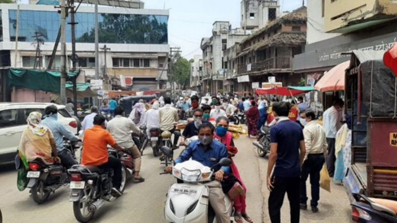 महाराष्ट्र: धुळे येथे लॉकडाउन आणि संचारबंदी कायम असताना दुकानदारांसह नागरिकांकडून नियमांचे उल्लंघन