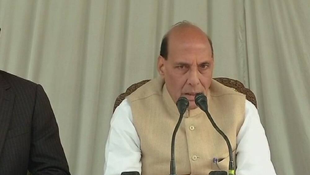 Rajnath Singh Statement: महामारीच्या काळात पंतप्रधानांनी अर्थव्यवस्थेला तळ गाठण्यापासून वाचवले, केंद्रीय संरक्षण मंत्री राजनाथ सिंह यांचे वक्तव्य