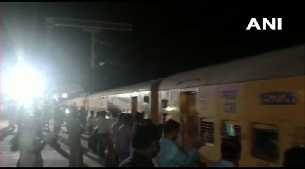 Shramik Special Trains: लॉकडाऊनमुळे वर्धा आणि चंद्रपूर जिल्ह्यात अडकून पडलेले बिहारमधील 1 हजार 019 मजूर पटनाकडे रवाना Shramik Special Trains: लॉकडाऊनमुळे वर्धा आणि चंद्रपूर जिल्ह्यात अडकून पडलेले बिहारमधील 1 हजार 019 मजूर पटनाकडे रवाना