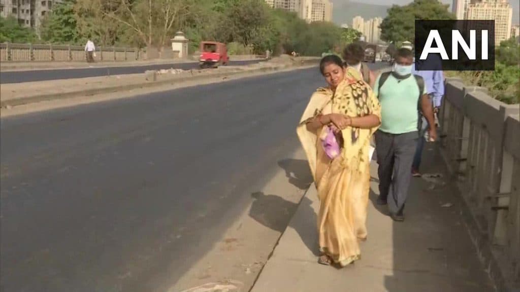 महाराष्ट्र: स्थलांतरीत कामगारांचा मुंबई-नाशिक महामार्गाने पायीच घर गाठण्याचा प्रयत्न; पैशाअभावी प्रवासादरम्यान लहान मुलांसह मजूरांची खायची आबाळ महाराष्ट्र: स्थलांतरीत कामगारांचा मुंबई-नाशिक महामार्गाने पायीच घर गाठण्याचा प्रयत्न; पैशाअभावी प्रवासादरम्यान लहान मुलांसह मजूरांची खायची आबाळ
