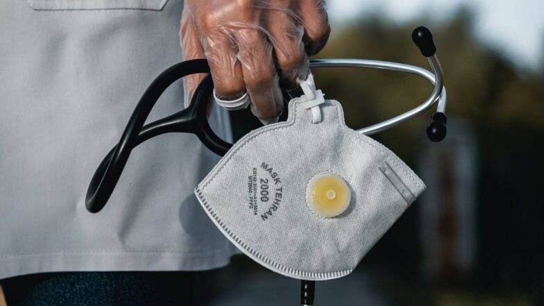 AIIMS मधील आरोग्य सेवकांना निकृष्ट दर्जाचे PPE Kits आणि N95 Mask पुरवण्यात आले? PIB Fact Check ने सांगितले सत्य