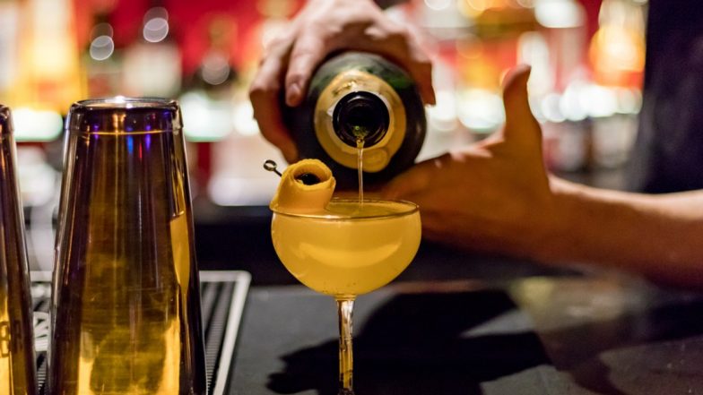 Liquor Shops: राष्ट्रीय आणि राज्य महामार्गालगतच्या मद्यविक्रीच्या दुकानांना परवाने देण्यावर स्थगिती
