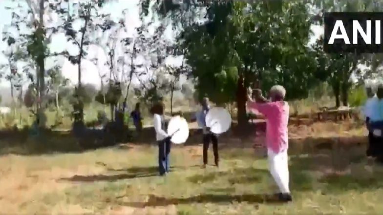 Locust Attack: टोळधाड परतवून लावण्यासाठी भंडारा जिल्ह्यातील शेतकऱ्यांनी ढोल-ताशे वाजवले; प्रशासनाने जंतुनाशक फवारले (Video)