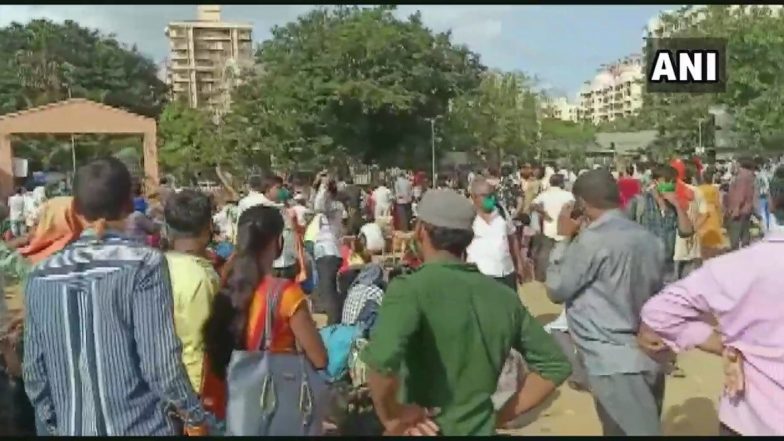 मुंबई: उत्तर प्रदेशाला जाणाऱ्या 2 ट्रेन रद्द झाल्याने कांदिवली येथील महावीर नगर मध्ये स्थलांतरीत मजूरांची तोबा गर्दी; पाहा फोटोज