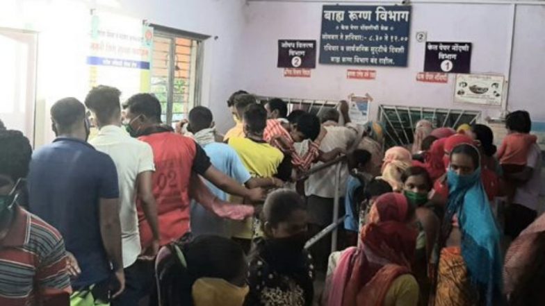 महाराष्ट्र: लॉकडाउनमुळे सिंधुदुर्ग येथे अडकलेल्या परप्रांतीयांची फिटनेस सर्टिफिकेट घेण्यासाठी रुग्णालयात गर्दी