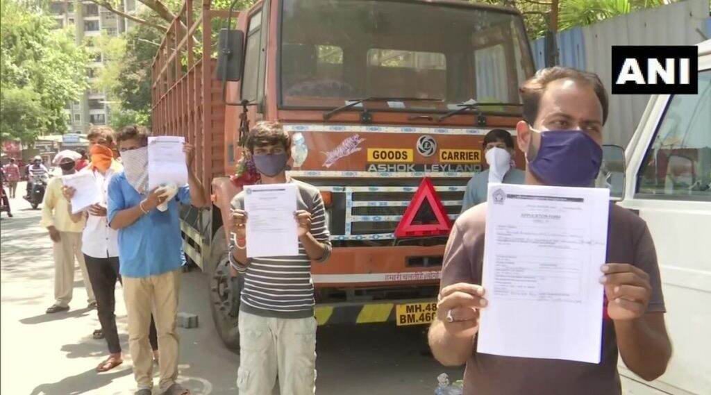 मुंबईतील समता नगर पोलीस स्थानकात स्थलांतरित कामगारांनी घरी परत जाण्यासाठी अर्ज दाखल करण्यासाठी लावल्या रांगा मुंबईतील समता नगर पोलीस स्थानकात स्थलांतरित कामगारांनी घरी परत जाण्यासाठी अर्ज दाखल करण्यासाठी लावल्या रांगा