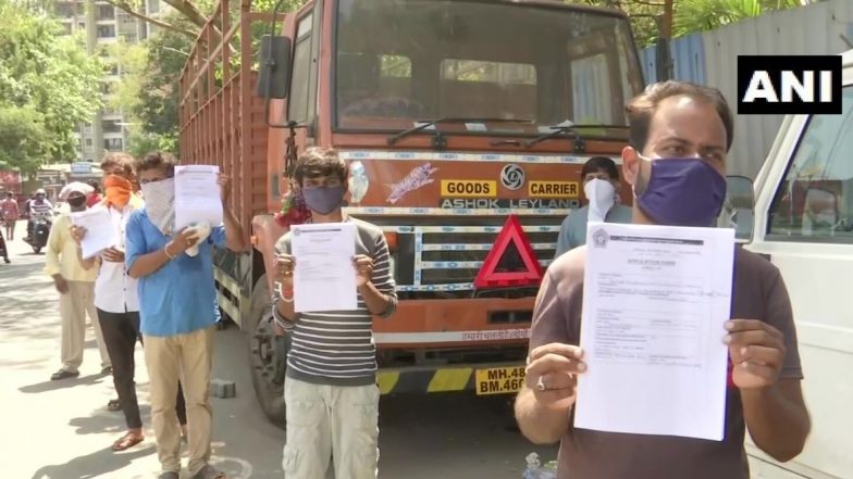 मुंबईतील समता नगर पोलीस स्थानकात स्थलांतरित कामगारांनी घरी परत जाण्यासाठी अर्ज दाखल करण्यासाठी लावल्या रांगा
