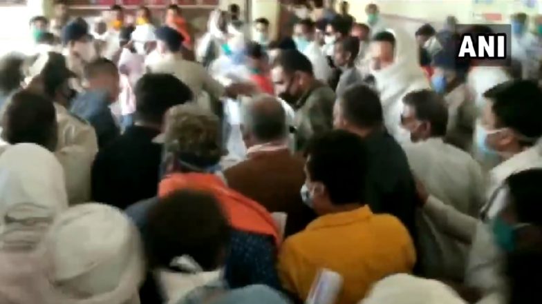 Coronavirus: पंतप्रधान मोदी यांच्या मंत्रिमंडळातील मंत्री नरेंद्र सिंह तोमर यांच्याकडून सोशल डिस्टन्सींग धाब्यावर, लॉकडाऊन नियमांचे उल्लंघन करत तोबा गर्दी (Video)