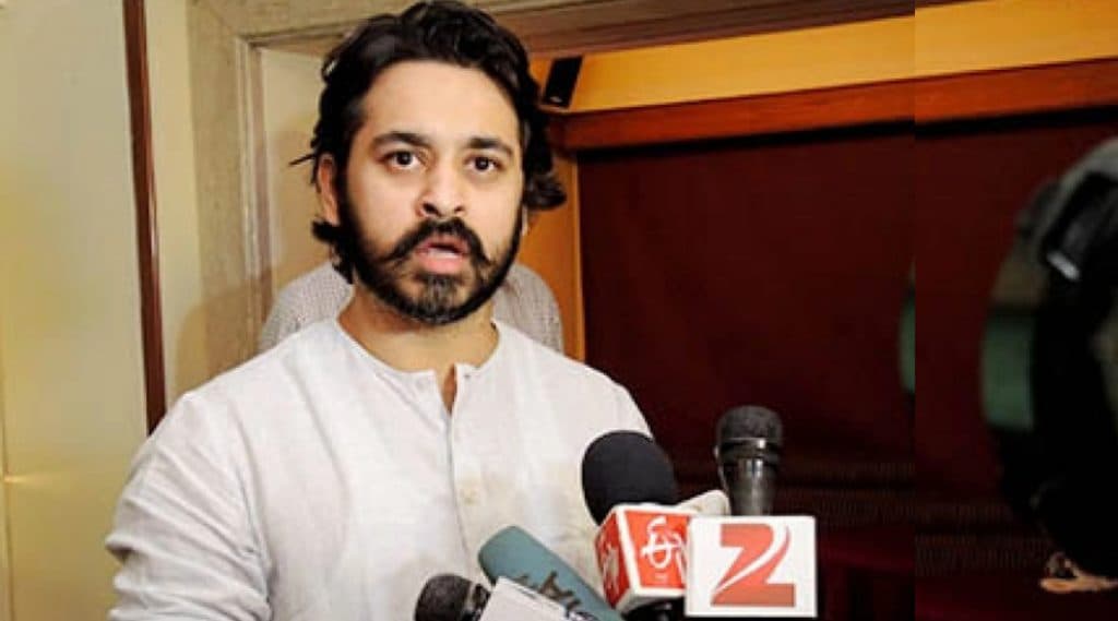 'हिजडा' शब्द काढा नाहीतर योग्य तिथे बाजार उठवला जाईल; निलेश राणे यांना Gender Activist सारंग पुणेकर यांनी सुनावले 'हिजडा' शब्द काढा नाहीतर योग्य तिथे बाजार उठवला जाईल; निलेश राणे यांना Gender Activist सारंग पुणेकर यांनी सुनावले