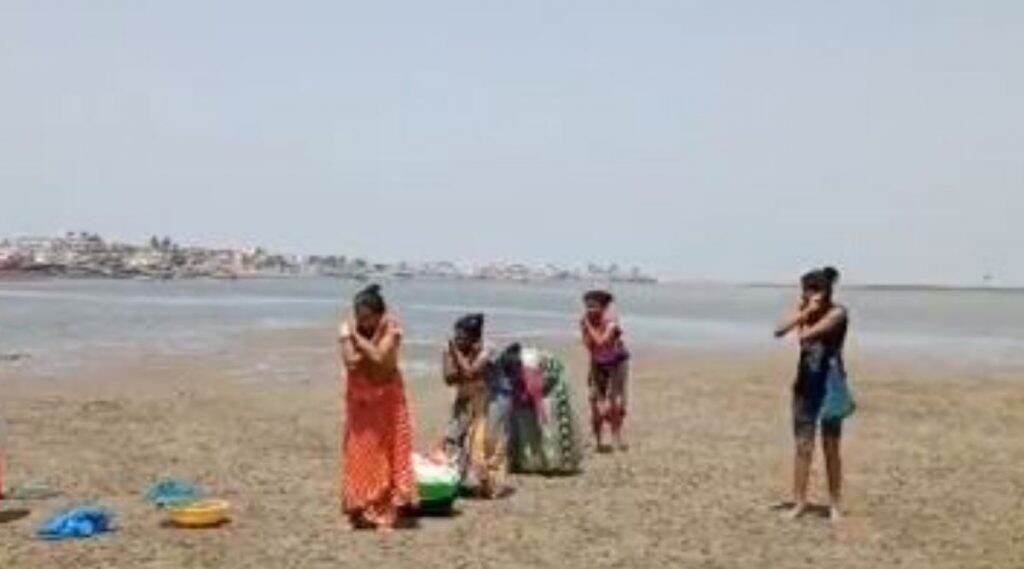 पालघर: समुद्रावर शिंपल्या काढण्यासाठी गेलेल्या महिलांना पोलिसांनी दिली उठाबश्या काढण्याची शिक्षा, व्हिडिओ सोशल मीडियात व्हायरल पालघर: समुद्रावर शिंपल्या काढण्यासाठी गेलेल्या महिलांना पोलिसांनी दिली उठाबश्या काढण्याची शिक्षा, व्हिडिओ सोशल मीडियात व्हायरल