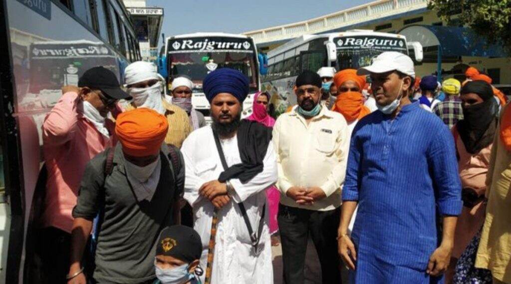 महाराष्ट्र सरकार कडून नाशिक येथे अडकलेल्या 130 यात्रेकरुंची बसच्या माध्यमातून पंजाब मध्ये पाठवणी, 14 दिवसांचा क्वारंटाइनचा सल्ला महाराष्ट्र सरकार कडून नाशिक येथे अडकलेल्या 130 यात्रेकरुंची बसच्या माध्यमातून पंजाब मध्ये पाठवणी, 14 दिवसांचा क्वारंटाइनचा सल्ला