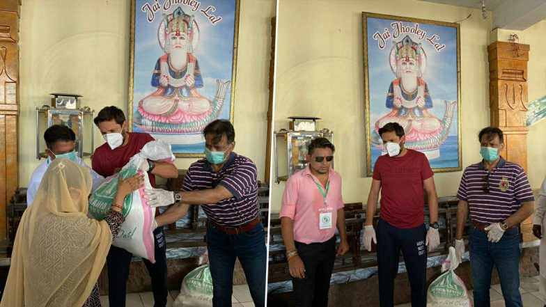 Coronavirus: पाकिस्तानी हिंदूंच्या मदतीला आला शाहिद आफ्रिदी, मंदिरात आवश्यक खाद्यपदार्थांचे केले वितरण (See Photos)
