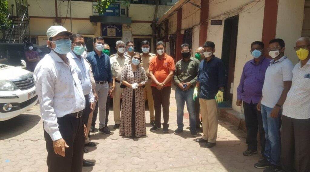 Coronavirus: अशोक सराफ व निवेदिता जोशी यांनी खास आमरस-पुरी खाऊ घालून मानले पोलिसांचे आभार Coronavirus: अशोक सराफ व निवेदिता जोशी यांनी खास आमरस-पुरी खाऊ घालून मानले पोलिसांचे आभार
