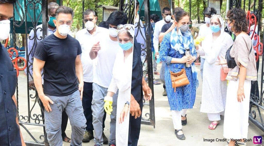 आमिर खान, राणी मुखर्जी, किरण राव स्पॉटबॉय अमोस पॉल च्या अंतिम दर्शनाला (पहा फोटोज) आमिर खान, राणी मुखर्जी, किरण राव स्पॉटबॉय अमोस पॉल च्या अंतिम दर्शनाला (पहा फोटोज)