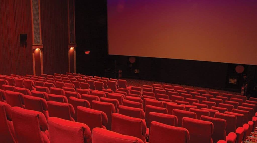 Coronavirus: कोरोना व्हायरसचा Theatre Chain ला फटका; Cineworld, Picturehouse व Regal सिनेमाज होणार तात्पुरते बंद; 45,000 लोकांच्या नोकऱ्या धोक्यात Coronavirus: कोरोना व्हायरसचा Theatre Chain ला फटका; Cineworld, Picturehouse व Regal सिनेमाज होणार तात्पुरते बंद; 45,000 लोकांच्या नोकऱ्या धोक्यात