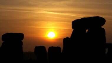 Summer Solstice 2020 at Stonehenge Free Live Streaming Online: वर्षातील सर्वात मोठ्या दिवसाचा स्टोनहेंज येथील सूर्योदय आणि सुर्यास्ताचा लाईव्ह अनुभव घ्या; जाणून घ्या कुठे व कसे पाहाल