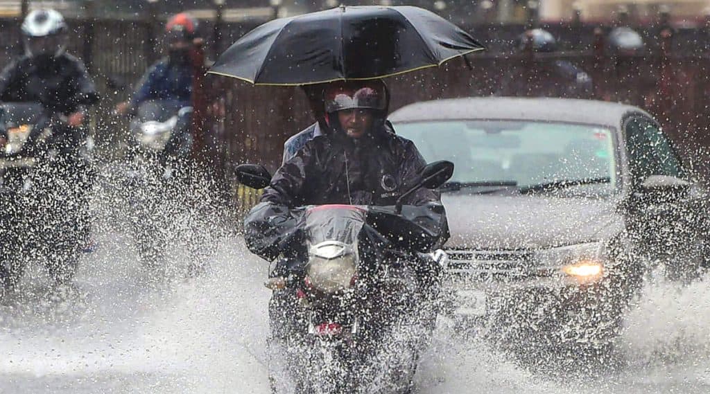 Monsoon Tips for Bike Riders: पावसाळ्यात बाईक चालवताना 'या' गोष्टींची घ्या काळजी Monsoon Tips for Bike Riders: पावसाळ्यात बाईक चालवताना 'या' गोष्टींची घ्या काळजी