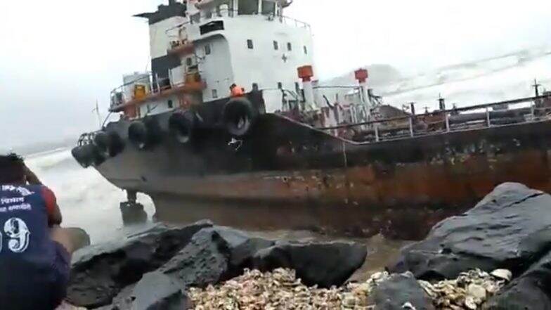 Nisarga Cyclone Videos: रत्नागिरी मध्ये समुद्राला उधाण; पहा लाटांमध्ये डोलणार्या बोटींचा व्हायरल व्हिडिओ (Watch Video)