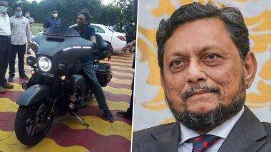 CJI Bobde Spotted Checking Out Harley Davidson: जेव्हा भारताचे सरन्यायाधीश शरद अरविंद बोबडे यांना झाला हार्ले डेविडसन बाइक चालवण्याचा मोह (See Photos)