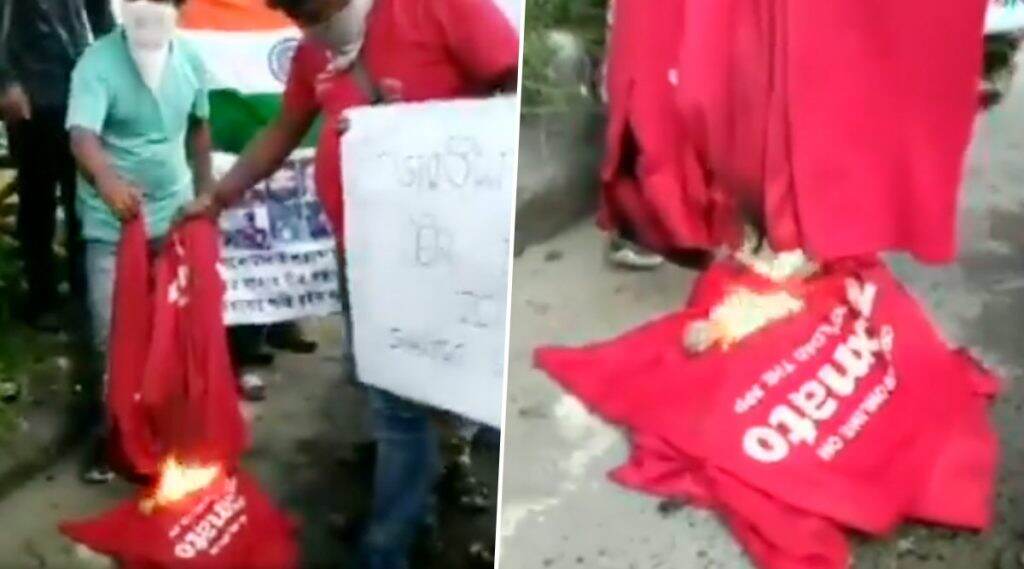 India-China Standoff: Zomato कर्मचाऱ्यांच चीनविरुद्ध अनोखं निषेध, टी-शर्ट जाळून दिला राजीनामा, पाहा Video India-China Standoff: Zomato कर्मचाऱ्यांच चीनविरुद्ध अनोखं निषेध, टी-शर्ट जाळून दिला राजीनामा, पाहा Video