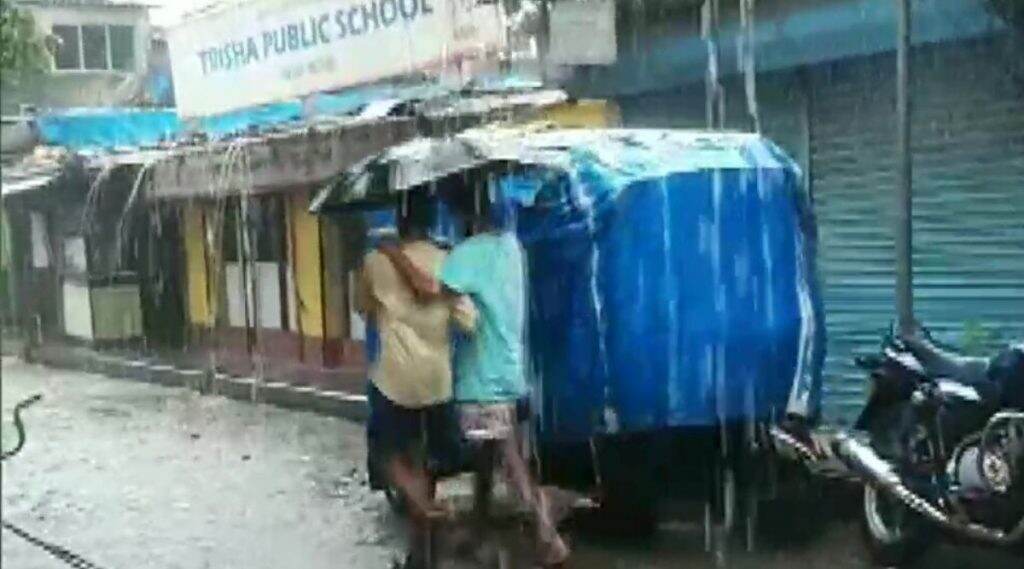 Mumbai Rains: मुंबई, ठाणे शहरामध्ये दमदार पावसाला सुरूवात; पुढील 3 तास जोरदार सरी बसरण्याचा हवामान खात्याचा अंदाज Mumbai Rains: मुंबई, ठाणे शहरामध्ये दमदार पावसाला सुरूवात; पुढील 3 तास जोरदार सरी बसरण्याचा हवामान खात्याचा अंदाज
