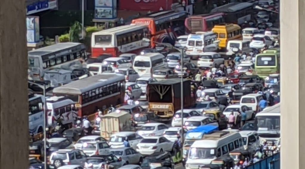 Mumbai Traffic Updates: दहिसर, मुलुंड चेक नाका, कांदिवली वेस्टर्न एक्सप्रेस मार्ग वर ट्राफिक जाम; 2 किमीच्या पलिकडे अनावश्यक प्रवास टाळण्याच्या शहरात नवा नियम Mumbai Traffic Updates: दहिसर, मुलुंड चेक नाका, कांदिवली वेस्टर्न एक्सप्रेस मार्ग वर ट्राफिक जाम; 2 किमीच्या पलिकडे अनावश्यक प्रवास टाळण्याच्या शहरात नवा नियम