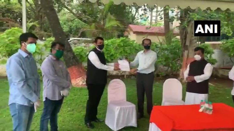 Cyclone Nisarga: मुख्यमंत्री उद्धव ठाकरे यांची विरोधी पक्षनेते देवेंद्र फडणवीस यांनी घेतली भेट, निसर्ग चक्रीवादळ आपत्तीतील नुकसान भरपाईबाबत चर्चा