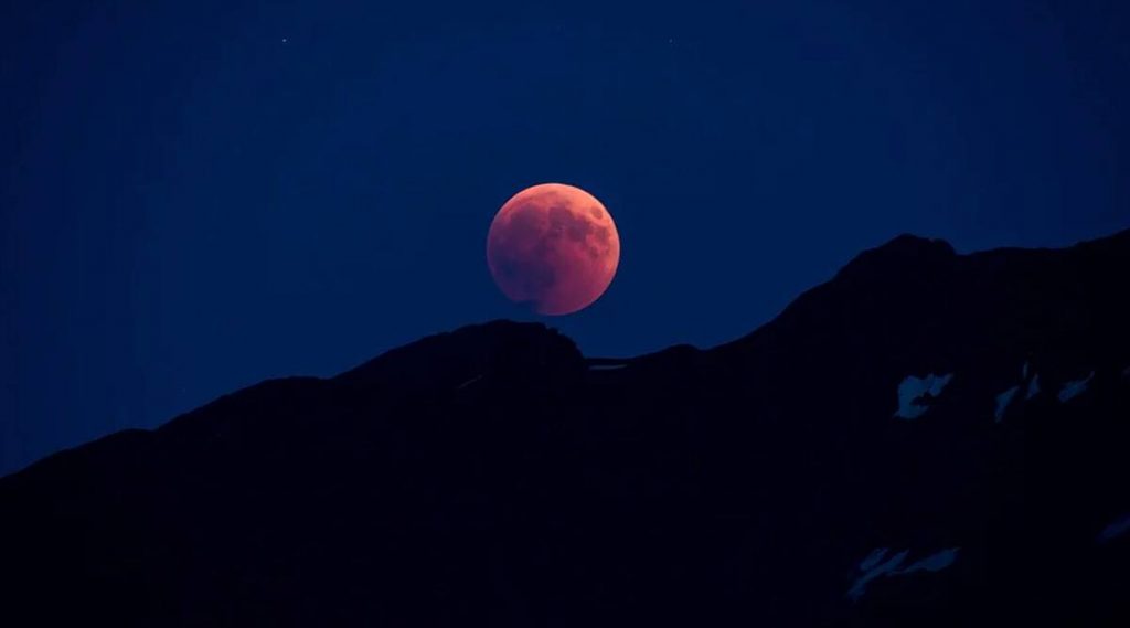 वैशाख पौर्णिमेला यंदा भारतात खग्रास चंद्रग्रहण 