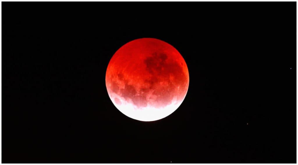 Lunar Eclipse 2020: वर्षाचे दुसरे चंद्रग्रहण आज; ग्रहण काळात काय करावे, काय करू नये? जाणून घ्या DOs आणि Don'ts Lunar Eclipse 2020: वर्षाचे दुसरे चंद्रग्रहण आज; ग्रहण काळात काय करावे, काय करू नये? जाणून घ्या DOs आणि Don'ts