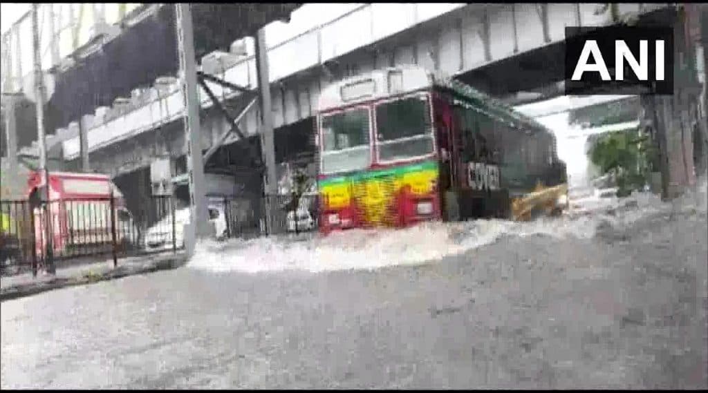 Mumbai Rains: मुंबई सह उपनगरांमध्ये पावसाची दमदार हजेरी; सायन परिसरातील सखल भागात पाणी साचले (See Pics) Mumbai Rains: मुंबई सह उपनगरांमध्ये पावसाची दमदार हजेरी; सायन परिसरातील सखल भागात पाणी साचले (See Pics)