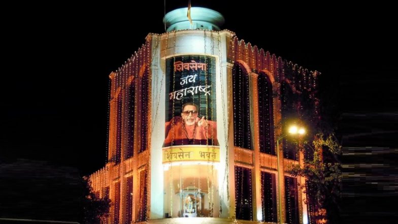 मशिदींवरील भोंगे आणि हनुमान चालिसा वादानंतर मनसे आणि शिवसेना आमनेसामने, मनसेकडून शिवसेनाभवनासमोर पोस्टर