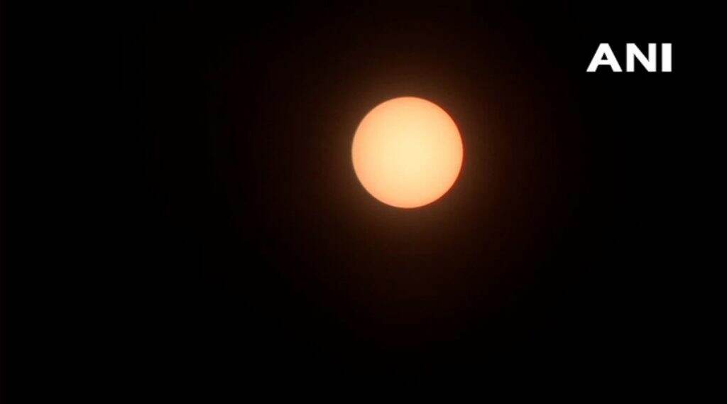 Solar Eclipse 2020: भारतात सुर्यग्रहणाला सुरुवात, पहा दिल्ली, जम्मू कश्मीरसह 'या' महत्वाच्या ठिकाणचे फोटो Solar Eclipse 2020: भारतात सुर्यग्रहणाला सुरुवात, पहा दिल्ली, जम्मू कश्मीरसह 'या' महत्वाच्या ठिकाणचे फोटो