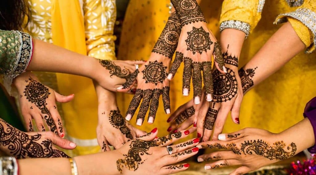 Vat Purnima 2020 Mehndi Designs: वटपौर्णिमा सणा निमित्त 'या' झटपट मेहंदी डिझाईन्स काढून वाढवा आपल्या हाताचे सौंदर्य! (Watch Video) Vat Purnima 2020 Mehndi Designs: वटपौर्णिमा सणा निमित्त 'या' झटपट मेहंदी डिझाईन्स काढून वाढवा आपल्या हाताचे सौंदर्य! (Watch Video)