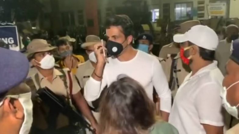 सोनू सूद स्थलांतरित मजूरांना रवाना करण्यासाठी बांद्रा टर्मिनसवर पोहोचला असता रेल्वे पोलिसांनी अडवले; फलाटावर जाण्यासाठी दिली नाही परवानगी