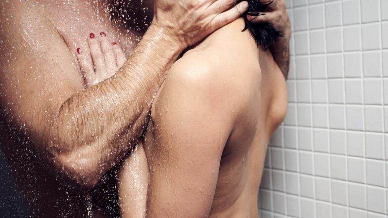 Shower Sex Positions: शॉवर सेक्स करताना 'या' हॉट पोजिशन्स ट्राय करुन पाहा, पार्टनरच्या तोंंडून नक्की निघेल Oh Yeah!