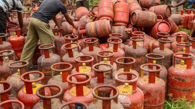 Gas Cylinder Weight Complaint: घरी येणार्या गॅस सिलेंडरच्या वजनामध्ये छेडछाड झाल्यास तक्रार कुठे कराल?