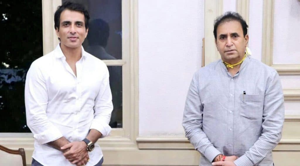 सोनू सूद याने पोलिस कर्मचा-यांना दिल्या 25,000 फेस शिल्ड; गृहमंत्री अनिल देशमुख यांनी ट्विटच्या माध्यमातून मानले आभार सोनू सूद याने पोलिस कर्मचा-यांना दिल्या 25,000 फेस शिल्ड; गृहमंत्री अनिल देशमुख यांनी ट्विटच्या माध्यमातून मानले आभार