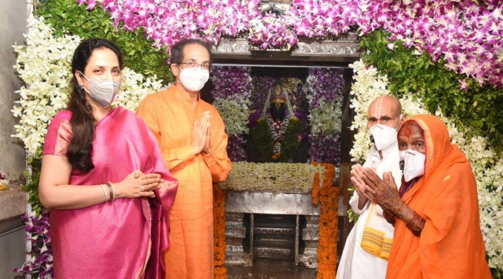Ashadhi Ekadashi 2020 Mahapuja: मुख्यमंत्री उद्धव ठाकरे यांच्याकडून सपत्नीक विठ्ठल-रूक्मिणीची शासकीय महापूजा संपन्न; विठ्ठल बडे ठरले मानाचे वारकरी Ashadhi Ekadashi 2020 Mahapuja: मुख्यमंत्री उद्धव ठाकरे यांच्याकडून सपत्नीक विठ्ठल-रूक्मिणीची शासकीय महापूजा संपन्न; विठ्ठल बडे ठरले मानाचे वारकरी