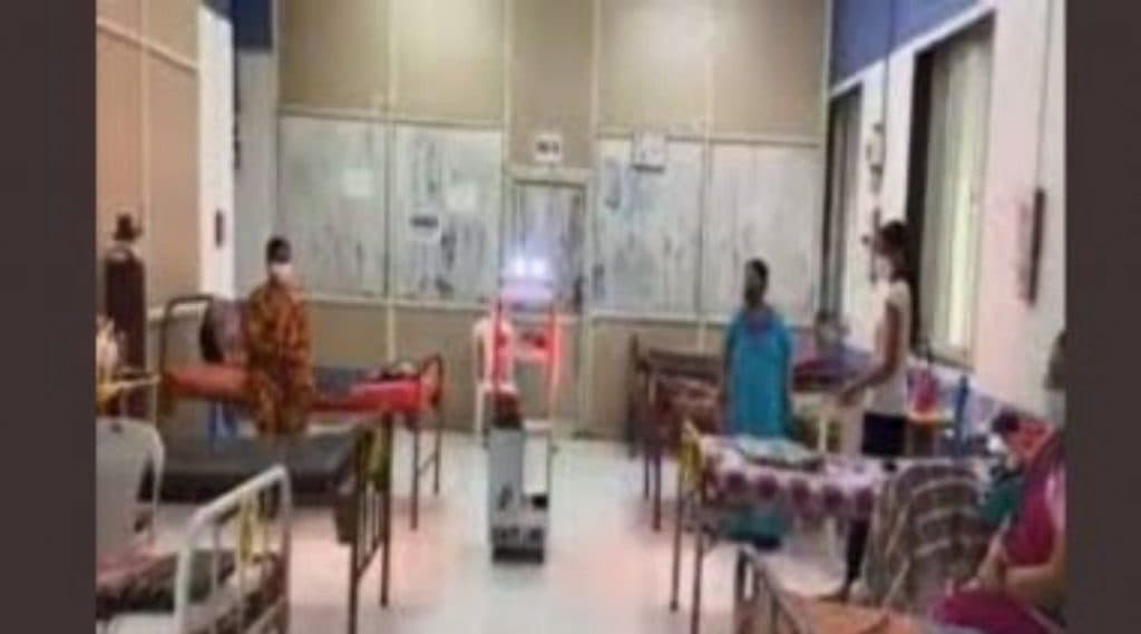 मुंबई: Robot Gollar वरळीच्या पोद्दार हॉस्पिटलमध्ये कोरोना रूग्नांना जेवण, औषधं देण्यासाठी दाखल (Watch Video) मुंबई: Robot Gollar वरळीच्या पोद्दार हॉस्पिटलमध्ये कोरोना रूग्नांना जेवण, औषधं देण्यासाठी दाखल (Watch Video)