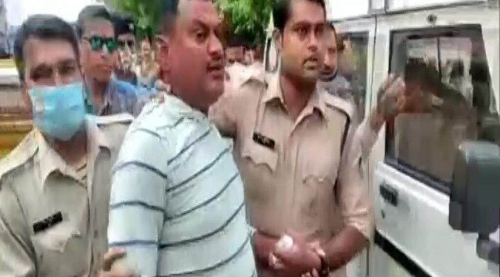 Vikas Dubey Arrested: कानपूर एन्काऊंटर प्रकरणातील कुख्यात गुंड विकास दुबे याला उज्जैन मधून अटक Vikas Dubey Arrested: कानपूर एन्काऊंटर प्रकरणातील कुख्यात गुंड विकास दुबे याला उज्जैन मधून अटक