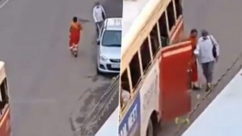 अंध व्यक्तीला बसमध्ये चढण्यासाठी धडपड करणार्‍या महिलेचा व्हिडिओ  व्हायरल; अभिनेता रितेश देशमुख सह नेटकर्‍यांनी तिच्या 'कणवे' बद्दल व्यक्त केल्या अशा भावना! (Watch Video)