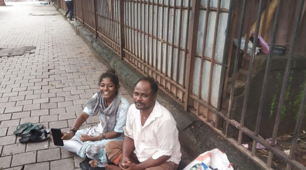 मुंबई: फूटपाथवर राहणार्या असमा शेख या विद्यार्थीनीने महाराष्ट्र बोर्ड 10वी परीक्षेत मिळवले 40% गुण; युवा सेनेकडून पुढील शिक्षणासाठी मदत मुंबई: फूटपाथवर राहणार्या असमा शेख या विद्यार्थीनीने महाराष्ट्र बोर्ड 10वी परीक्षेत मिळवले 40% गुण; युवा सेनेकडून पुढील शिक्षणासाठी मदत