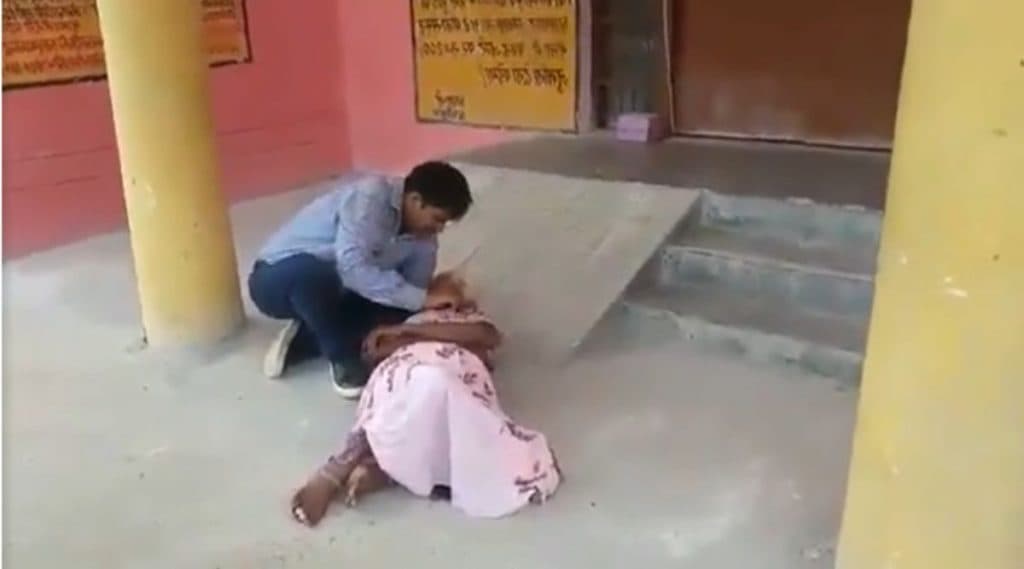 आईला वाचवण्यासाठी आरोग्य केंद्राबाहेर तरुणाची मदतीची याचना; कोणीच प्रतिसाद न दिल्याने उपचाराअभावी महिलेचा मृत्यू, पहा काळजीत पिळवटून टाकणारा Video आईला वाचवण्यासाठी आरोग्य केंद्राबाहेर तरुणाची मदतीची याचना; कोणीच प्रतिसाद न दिल्याने उपचाराअभावी महिलेचा मृत्यू, पहा काळजीत पिळवटून टाकणारा Video